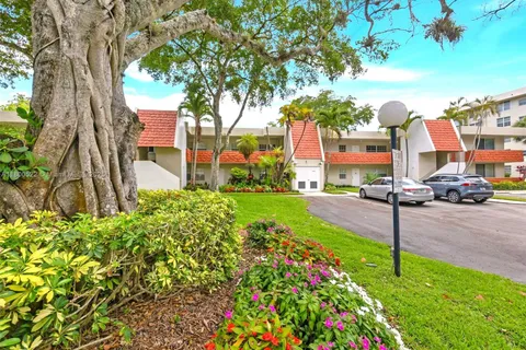 823 Cypress Blvd # 204, Pompano Beach FL 33069