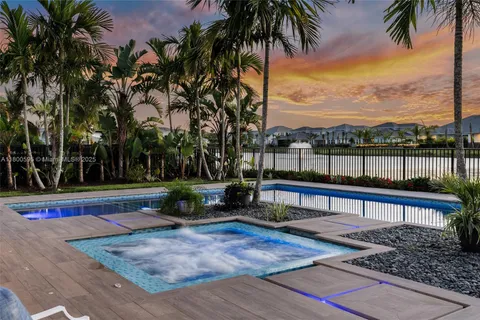 9369 Crestview Cir, Palm Beach Gardens FL 33412