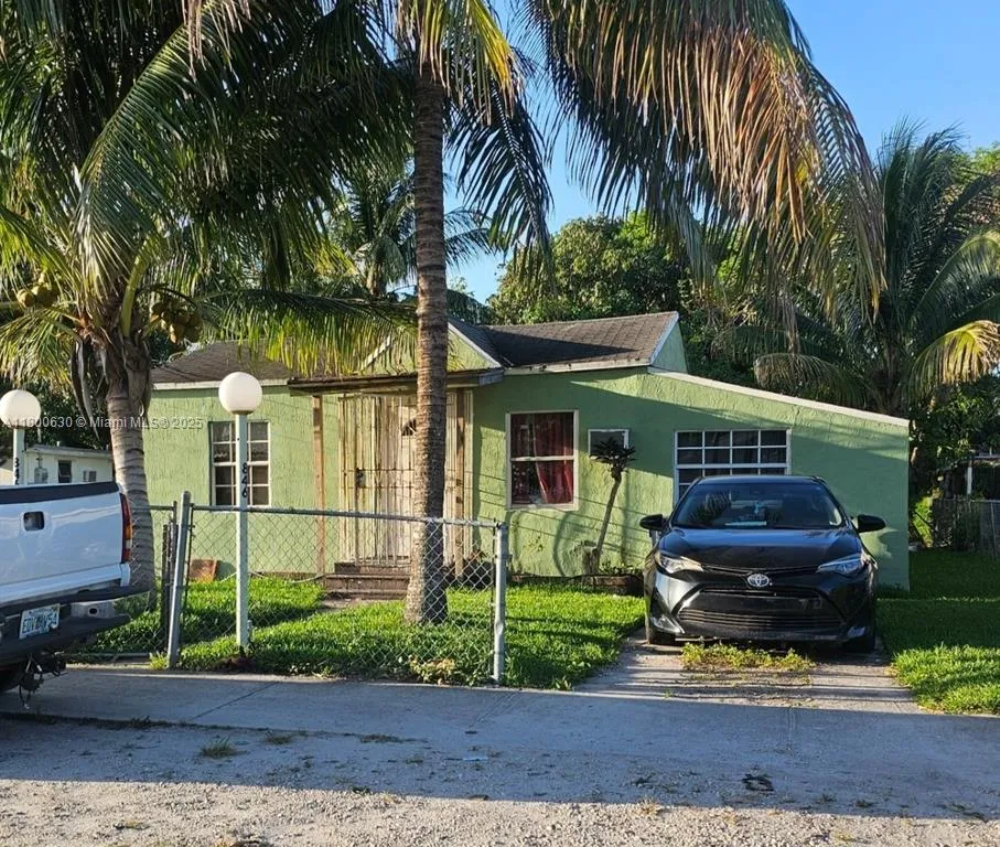 846 NW 114th St, Miami FL 33168