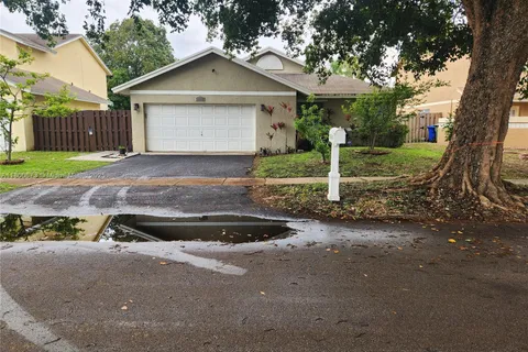 10000 SW 9th Ct, Pembroke Pines FL 33025