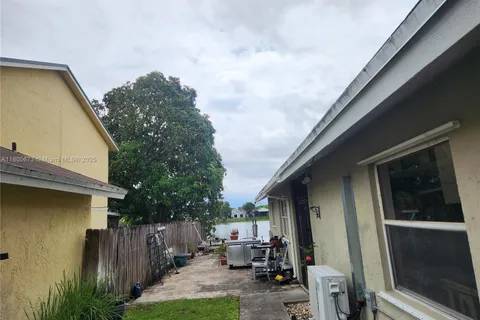 10000 SW 9th Ct, Pembroke Pines FL 33025
