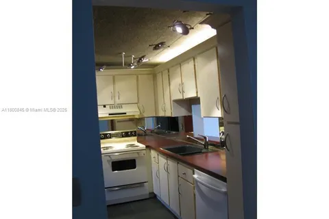 441 SE 3rd St # 202, Dania Beach FL 33004