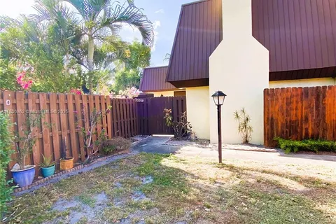 3524 Gardens East Dr # B, Palm Beach Gardens FL 33410