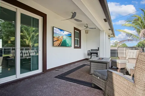 914 SW Mccracken Ave, Port St. Lucie FL 34953