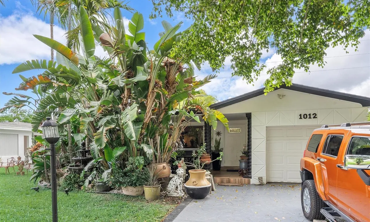 1012 NE 8th St, Hallandale Beach FL 33009