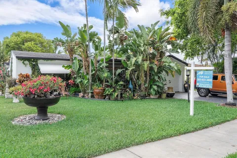 1012 NE 8th St, Hallandale Beach FL 33009