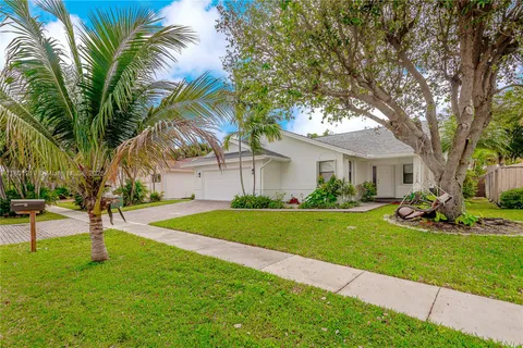 216 SE 9th St # 1, Dania Beach FL 33004