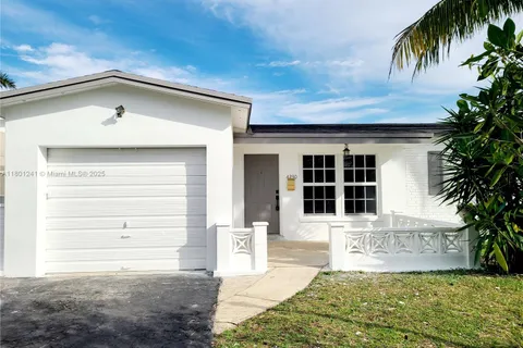 4230 NW 52nd Ave, Lauderdale Lakes FL 33319