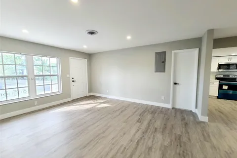 4230 NW 52nd Ave, Lauderdale Lakes FL 33319
