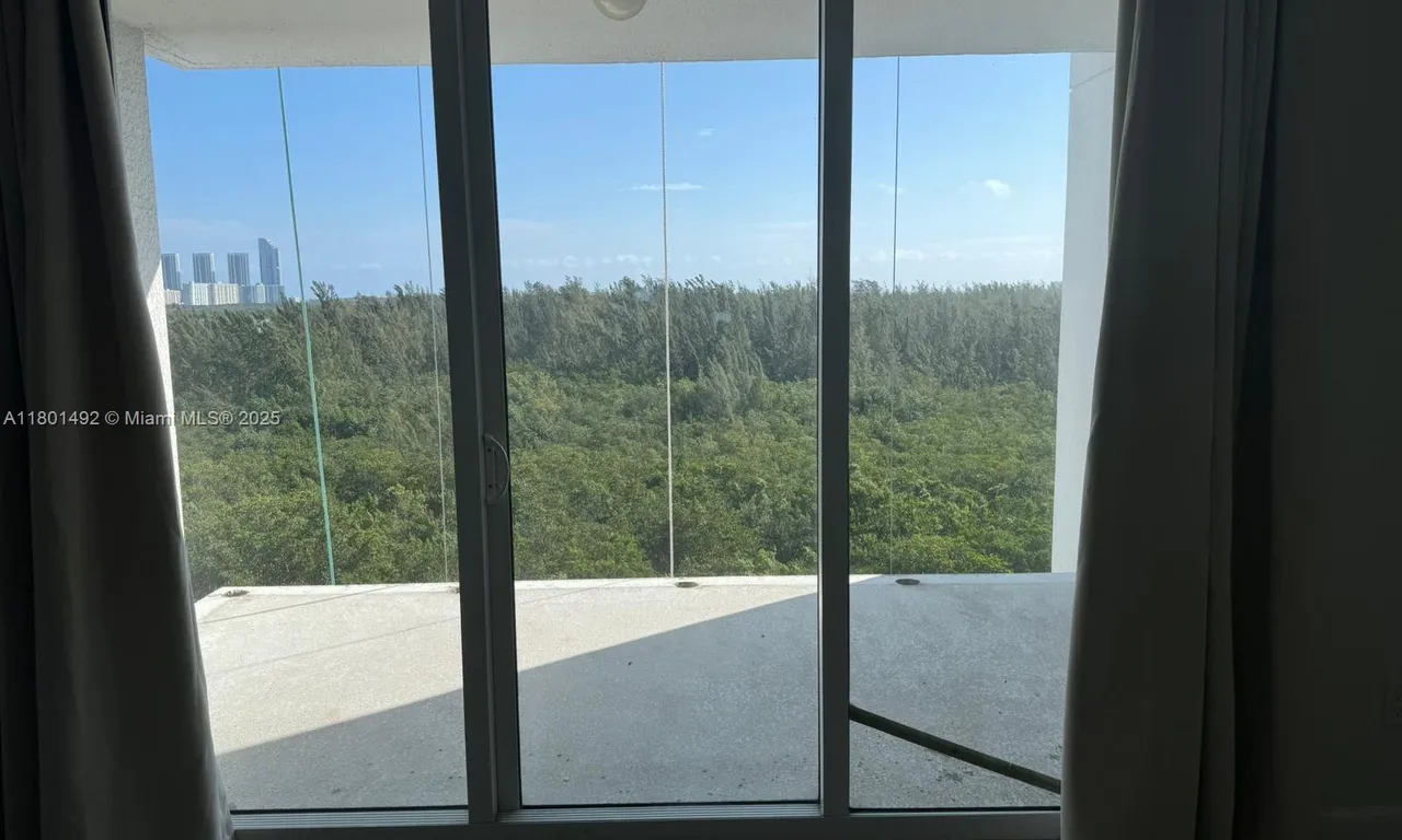 15051 Royal Oaks Ln # 905, North Miami FL 33181