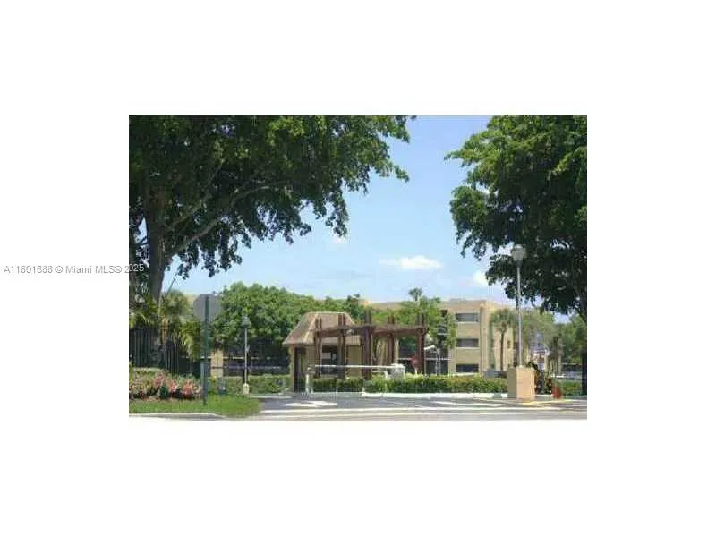8025 SW 107 AV # 309, Miami FL 33173
