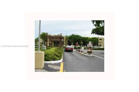 8025 SW 107 AV # 309, Miami FL 33173