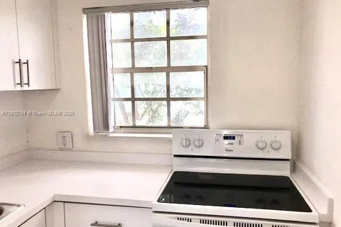 635 8th St # 207, Miami Beach FL 33139