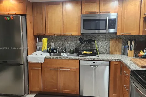 158 Lakeview Dr # 103, Weston FL 33326
