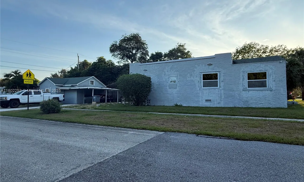 500 Evergreen Dr, Lake Park FL 33403