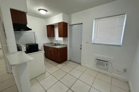1280 NE 139th St # 6, North Miami FL 33161