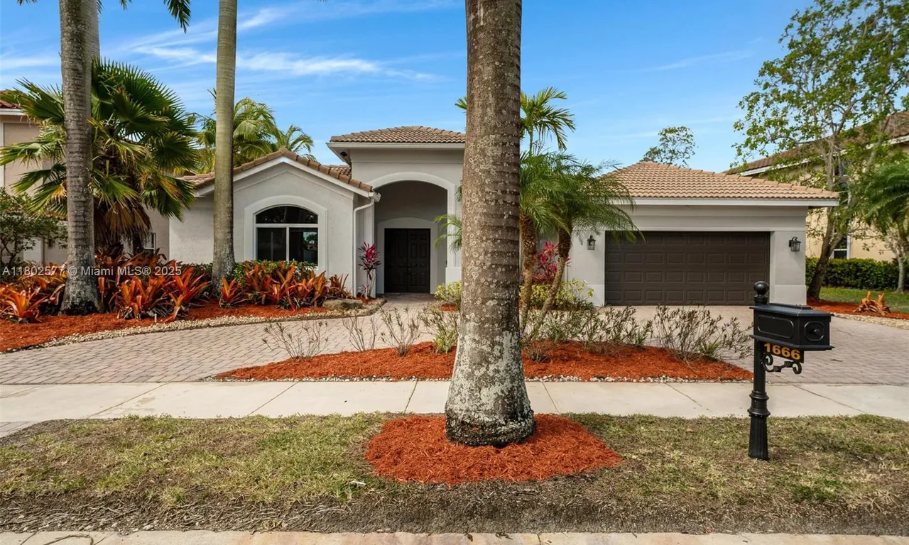 1666 Victoria Pointe Cir, Weston FL 33327