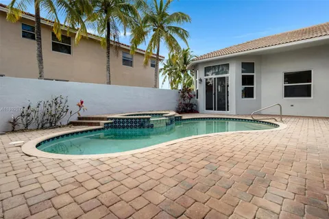 1666 Victoria Pointe Cir, Weston FL 33327