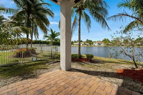 1666 Victoria Pointe Cir, Weston FL 33327