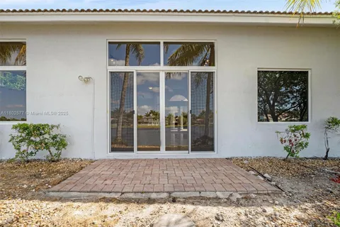 1666 Victoria Pointe Cir, Weston FL 33327