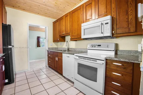 631 NE 12th St, Homestead FL 33030