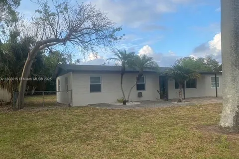 3915 LOTUS DR, Naples FL 34104