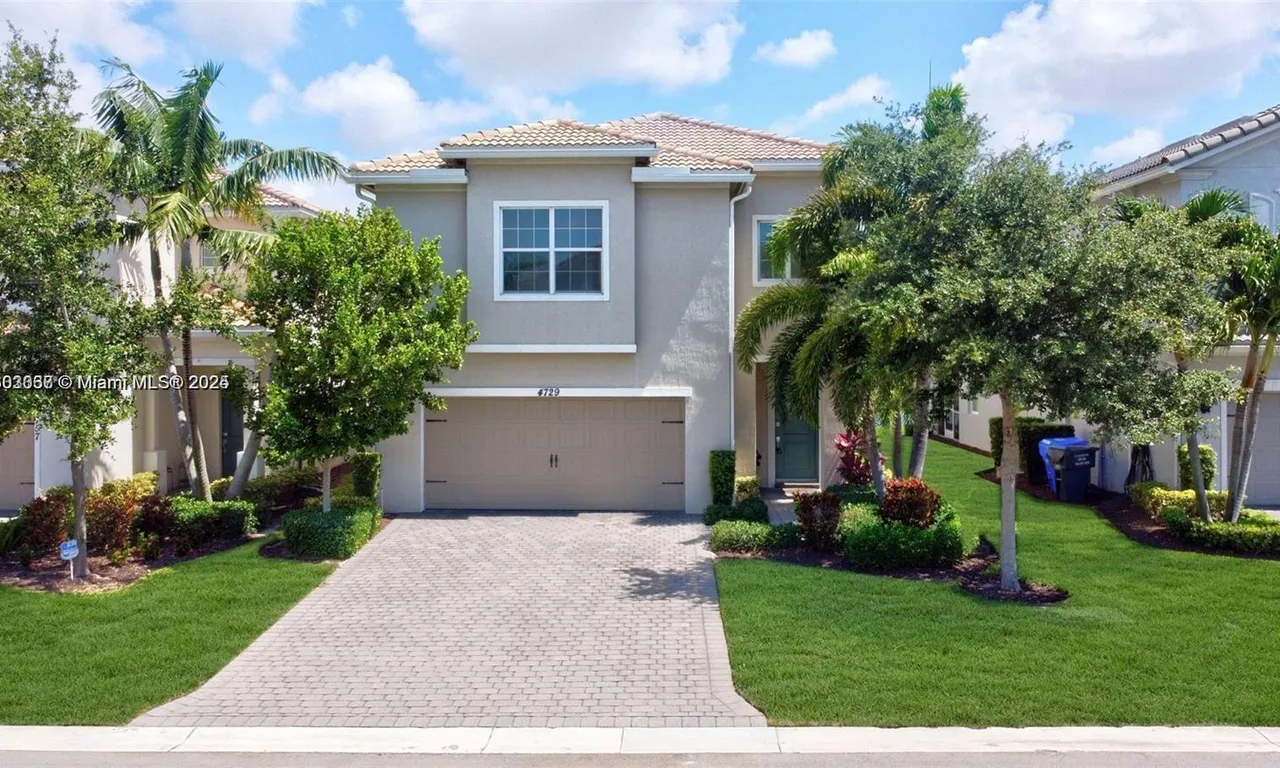 4729 Greenway Dr, Hollywood FL 33021