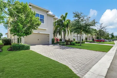 4729 Greenway Dr, Hollywood FL 33021