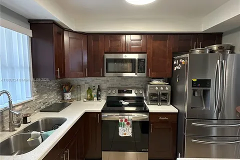 13707 Kendale Lakes Cir # 110, Miami FL 33183