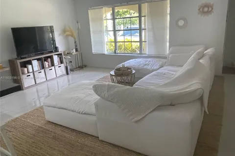 705 SW 2nd Ct, Hallandale Beach FL 33009