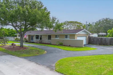 9750 SW 143rd Dr, Miami FL 33176