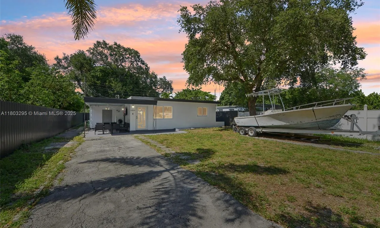 6309 Cleveland St, Hollywood FL 33024