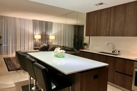 88 SW 7th St # 808, Miami FL 33130