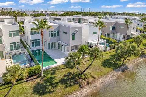 10553 NW 67th Ter, Doral FL 33178