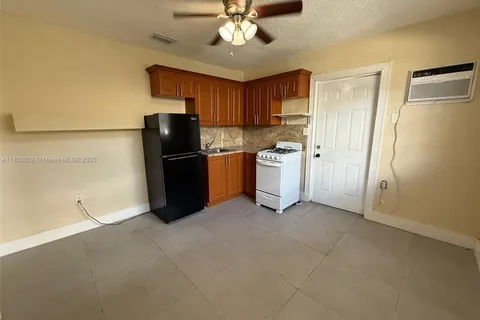 2339 NW 35th St - Efficiency, Miami FL 33142