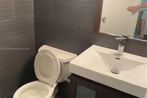 801 Brickell Bay Dr # 667, Miami FL 33131