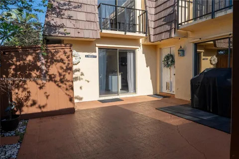 821 Springdale Cir, Palm Springs FL 33461