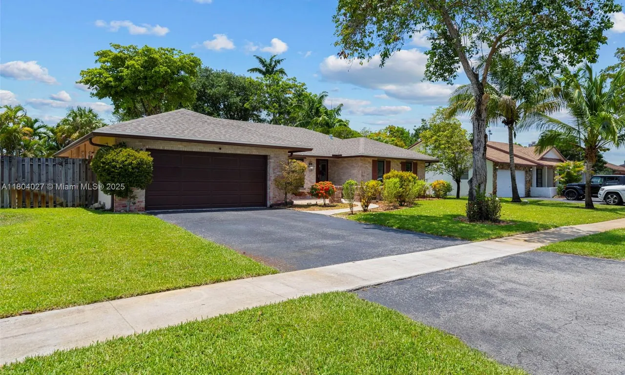 1281 NW 76th Ave, Plantation FL 33322