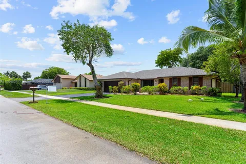 1281 NW 76th Ave, Plantation FL 33322