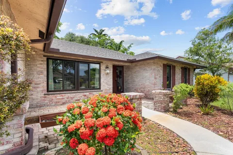 1281 NW 76th Ave, Plantation FL 33322