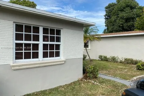 700 SW 5TH CT, Hallandale Beach FL 33009