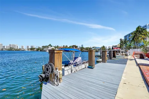 2807 NE 164th St # 2, North Miami Beach FL 33160