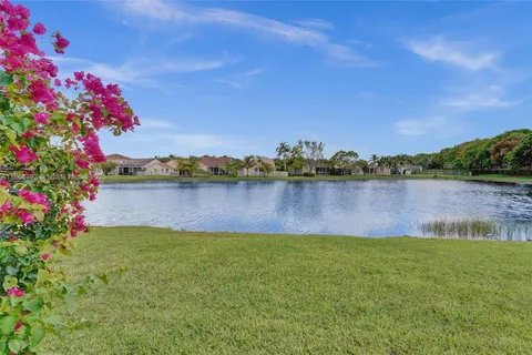 1104 Cedar Falls Dr, Weston FL 33327