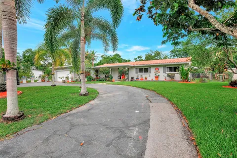 6285 Pine Ter, Plantation FL 33317