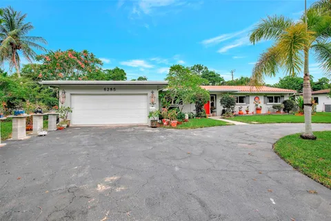 6285 Pine Ter, Plantation FL 33317