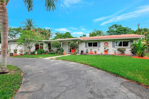 6285 Pine Ter, Plantation FL 33317