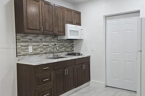 1230 NW 70 st # 1230, Miami FL 33147