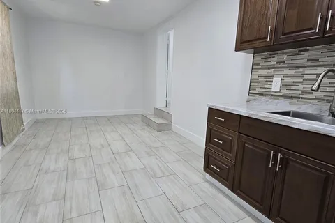 1230 NW 70 st # 1230, Miami FL 33147