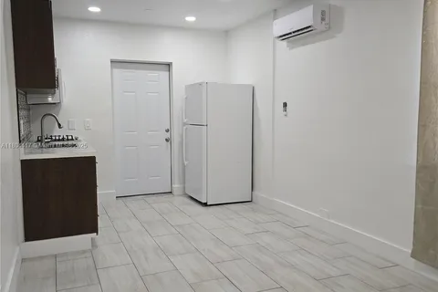 1230 NW 70 st # 1230, Miami FL 33147