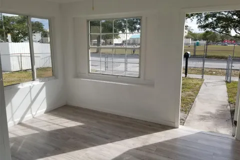 1215 NE 127th St, North Miami FL 33161
